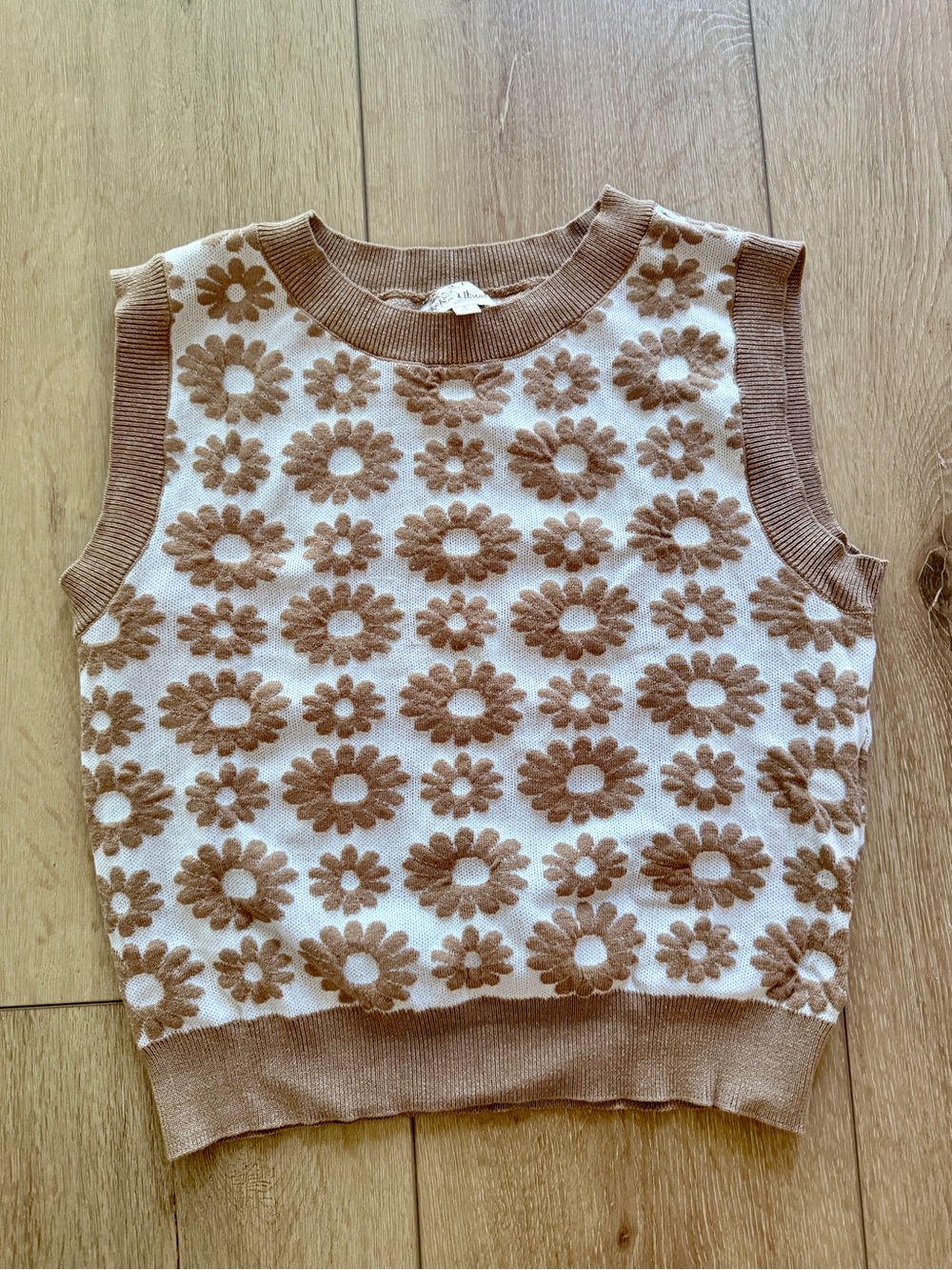 Hem & Thread sleeveless daisy sweater, size small